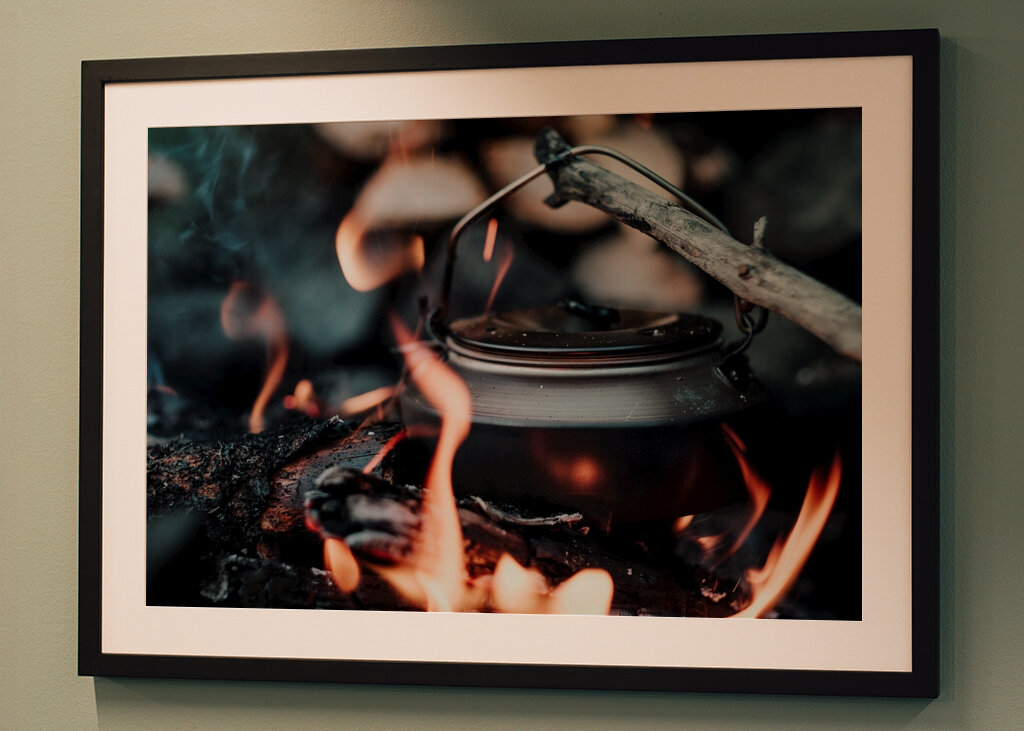 Café sur le feu crépitant