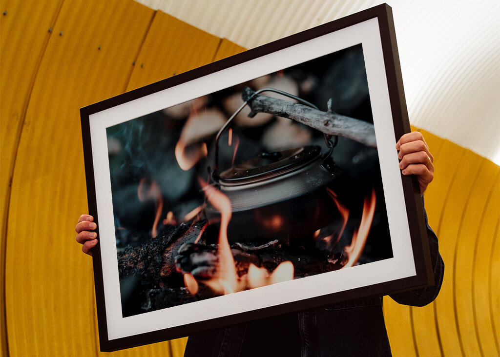 Café sur le feu crépitant