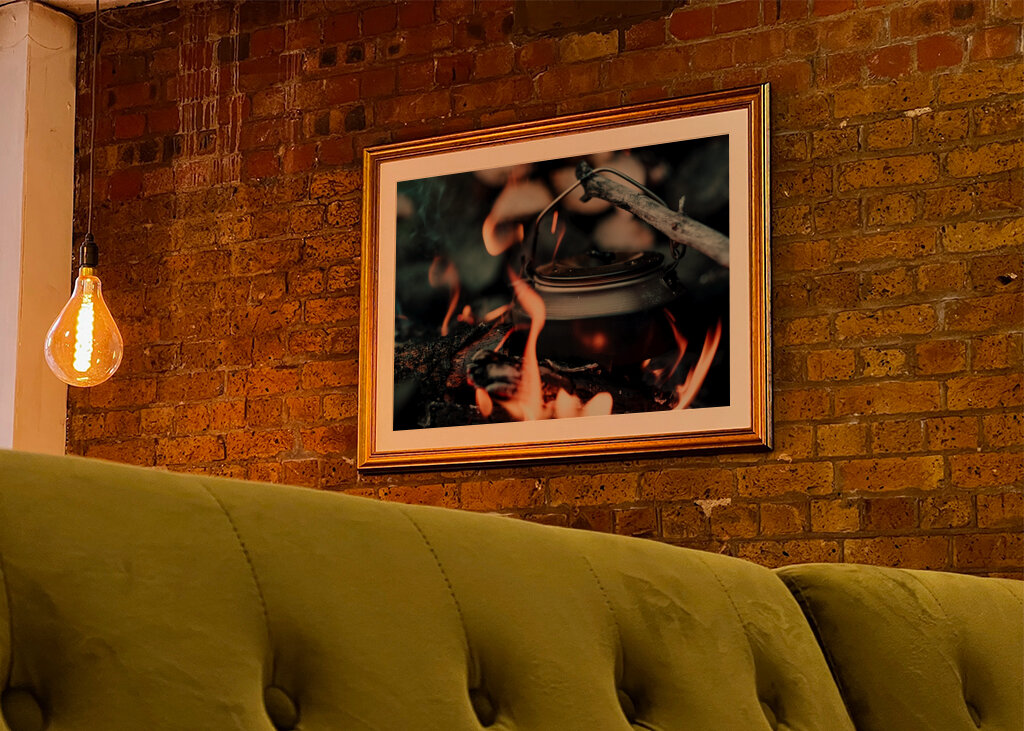 Café sur le feu crépitant