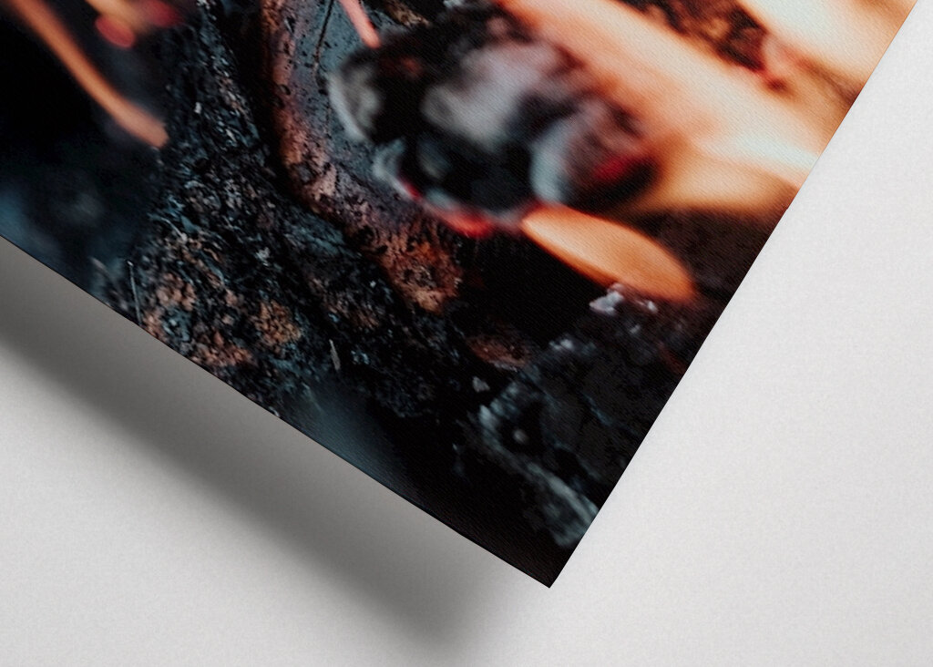 Café sur le feu crépitant