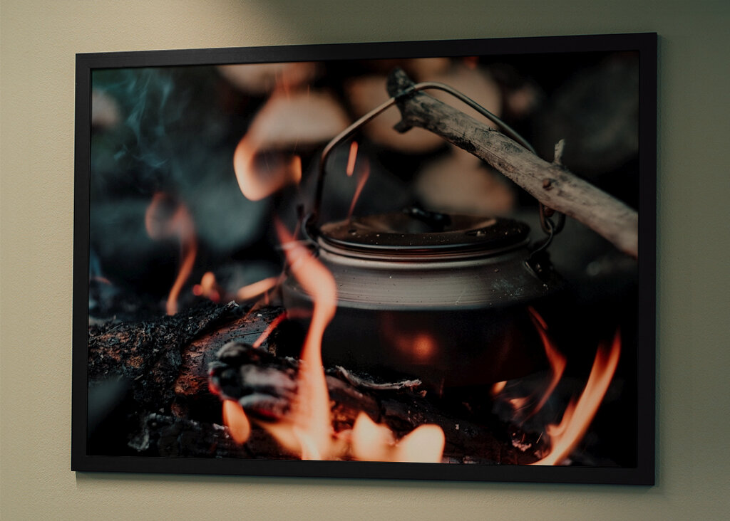 Café sur le feu crépitant