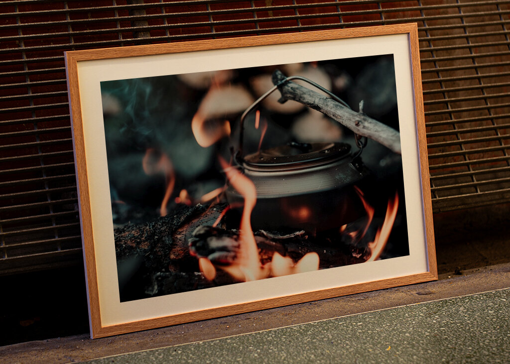 Café sur le feu crépitant