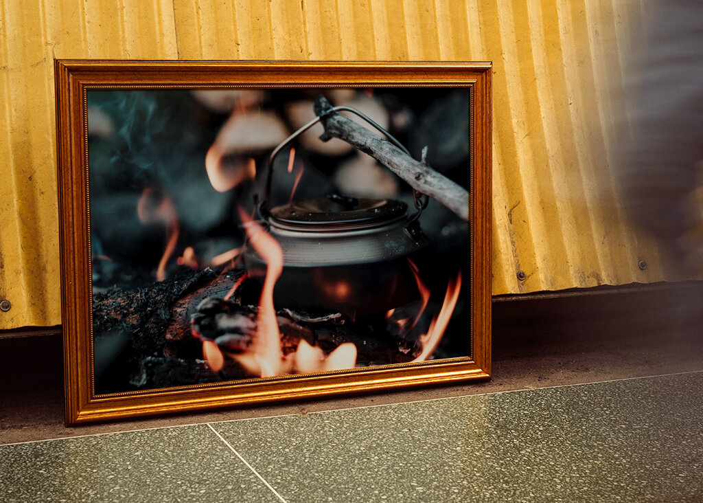 Café sur le feu crépitant