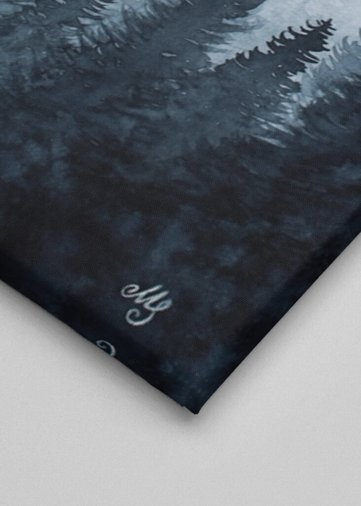 Blauer nebliger Wald