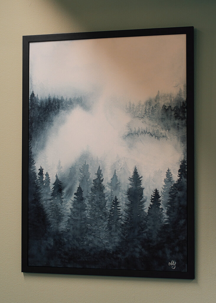 Blauer nebliger Wald