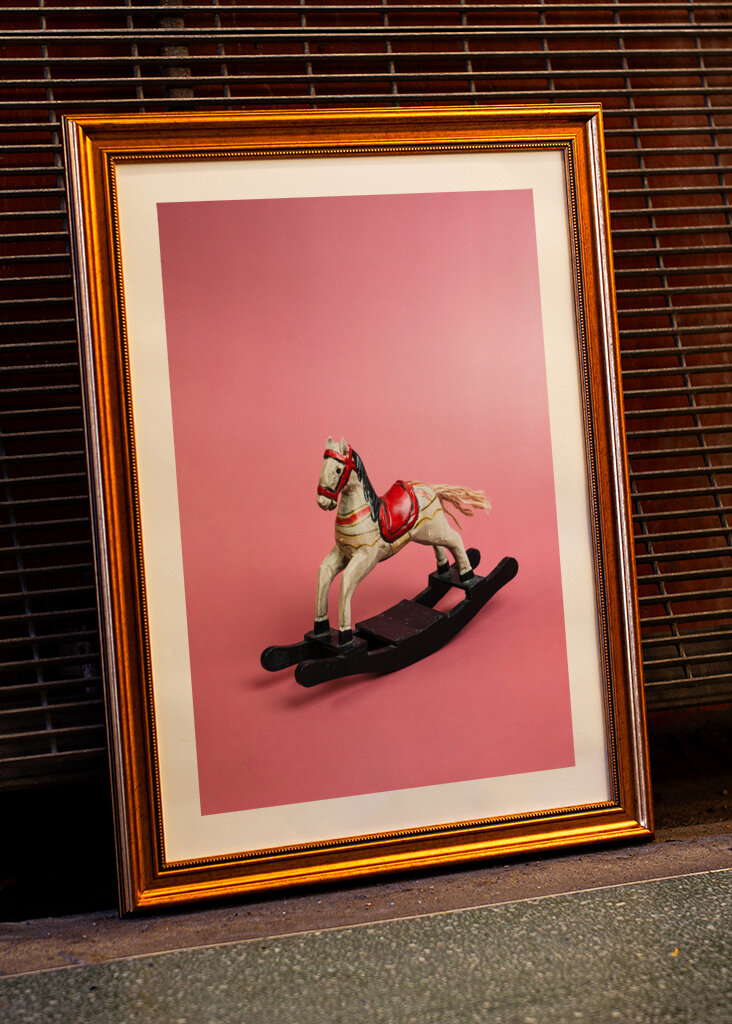 Keinuhevonen vaaleanpunaisella