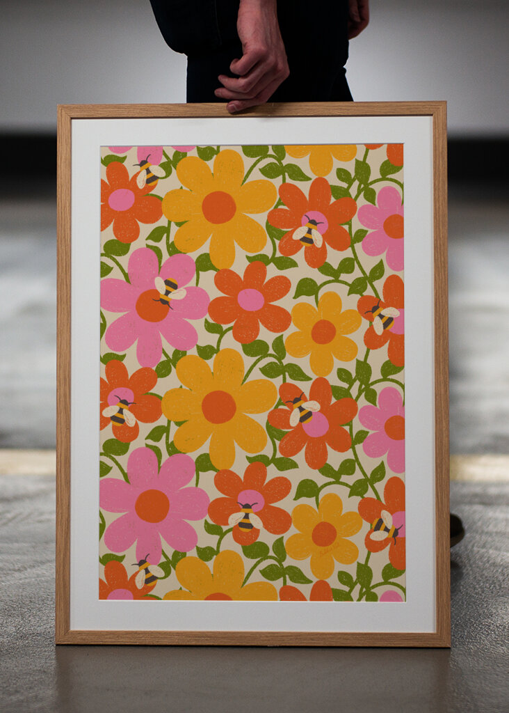 Fiori luminosi e api