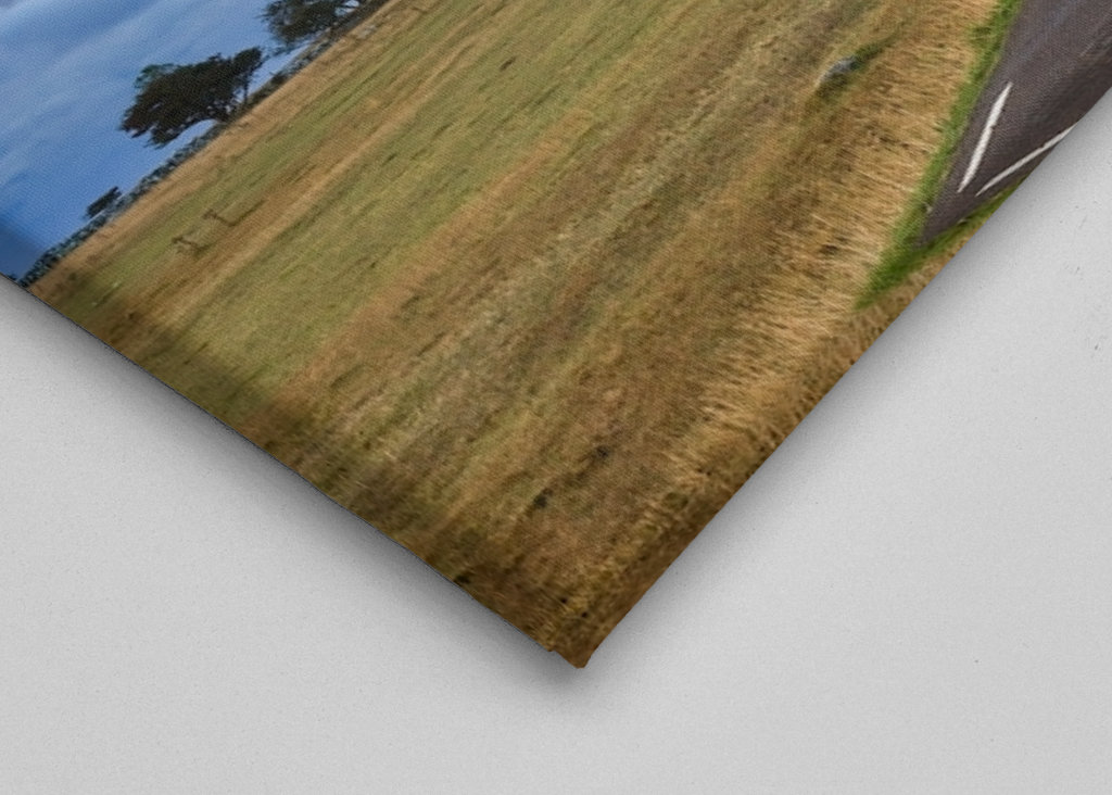 Soloppgang bak skyene