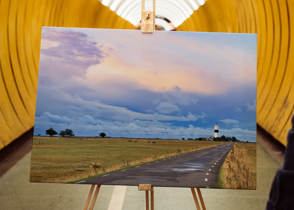 Soloppgang bak skyene