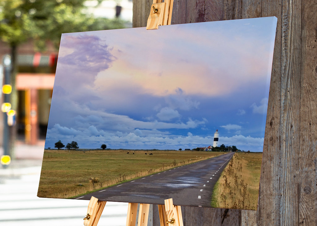 Soloppgang bak skyene