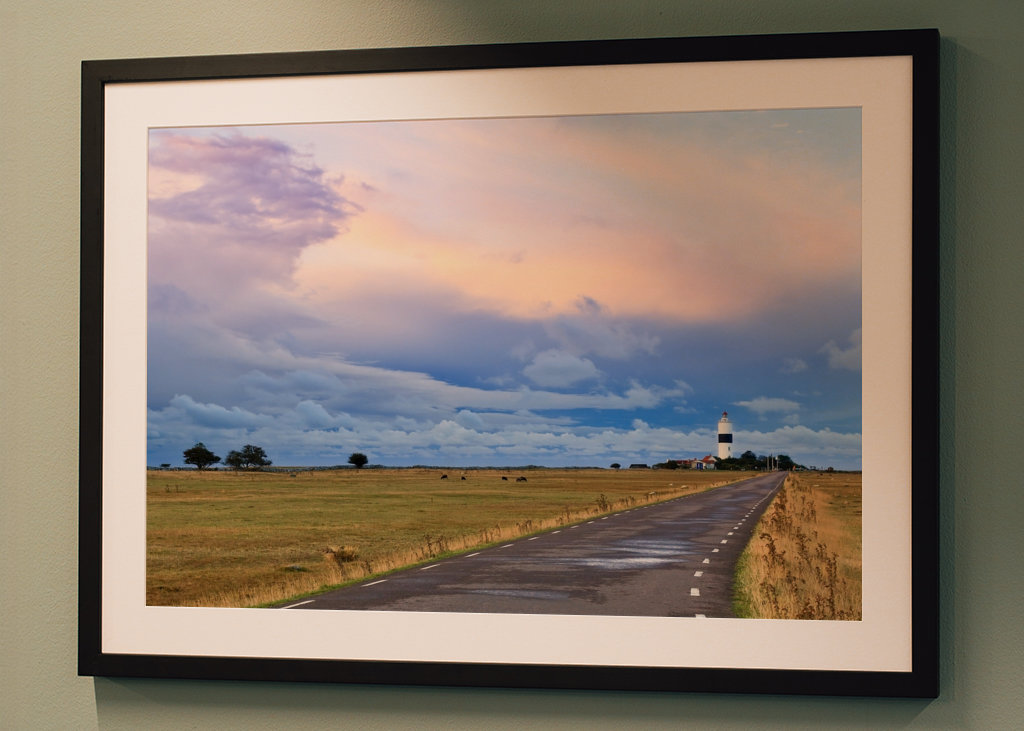 Soloppgang bak skyene