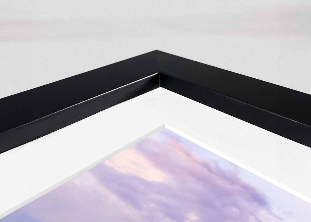 Soloppgang bak skyene