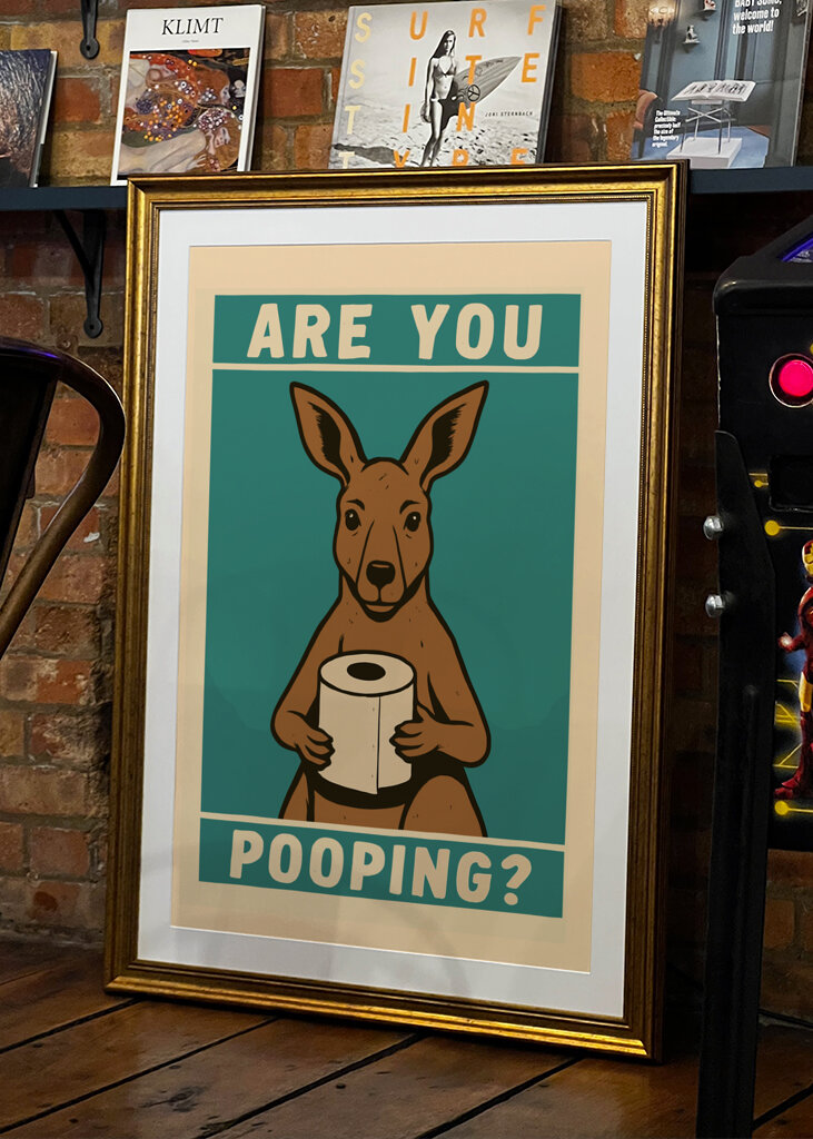 Neugierige Katze mit Toilettenpapier