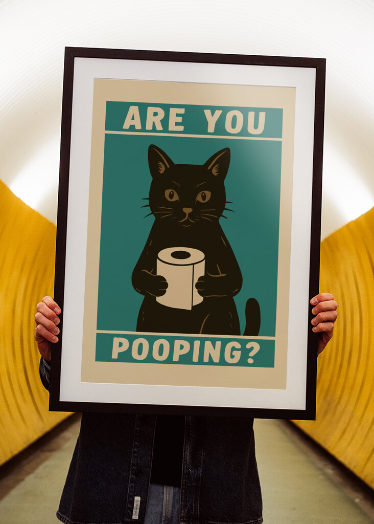 Neugierige Katze mit Toilettenpape