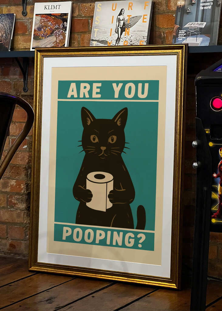 Neugierige Katze mit Toilettenpape