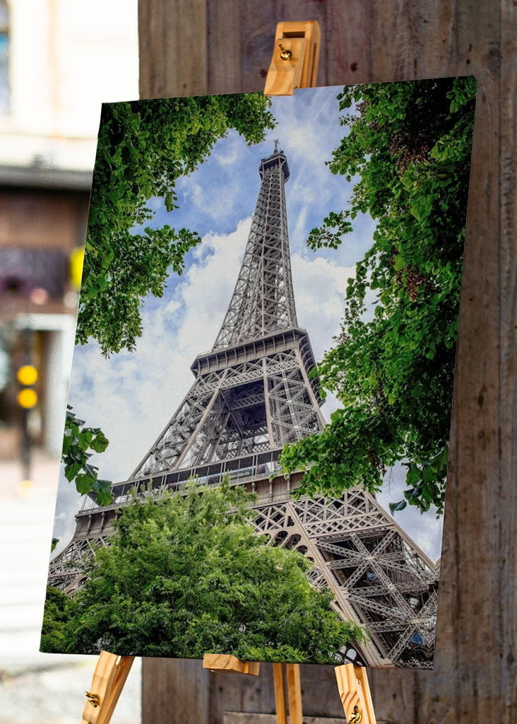 Eiffelturm zwischen Laub