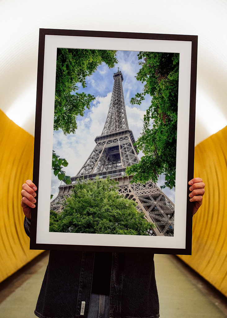 Eiffelturm zwischen Laub