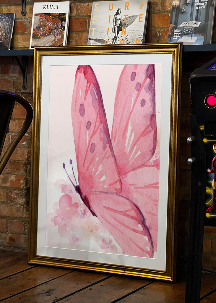 Delikat lyserød sommerfugl