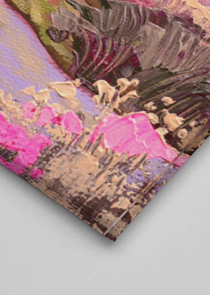 Lilla himmel og måne over blomstrende lyserøde grønne marker landskab