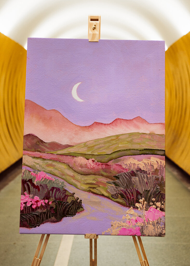 Lilla himmel og måne over blomstrende lyserøde grønne marker landskab