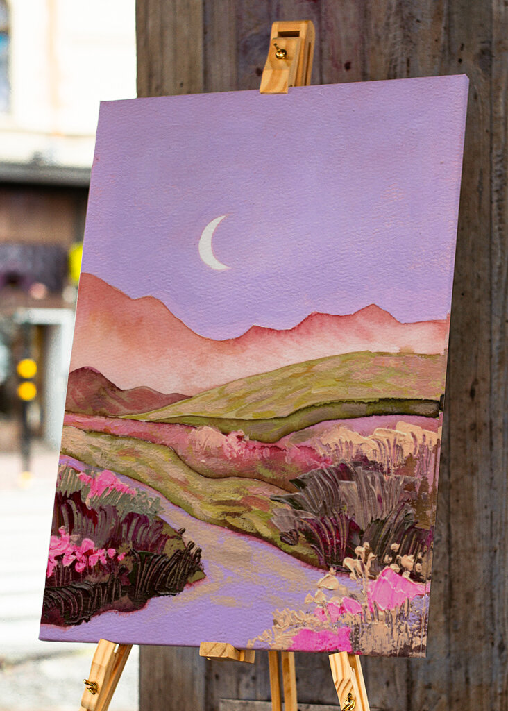 Lilla himmel og måne over blomstrende lyserøde grønne marker landskab