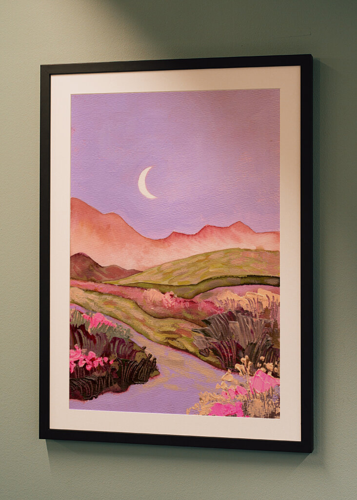 Lilla himmel og måne over blomstrende lyserøde grønne marker landskab