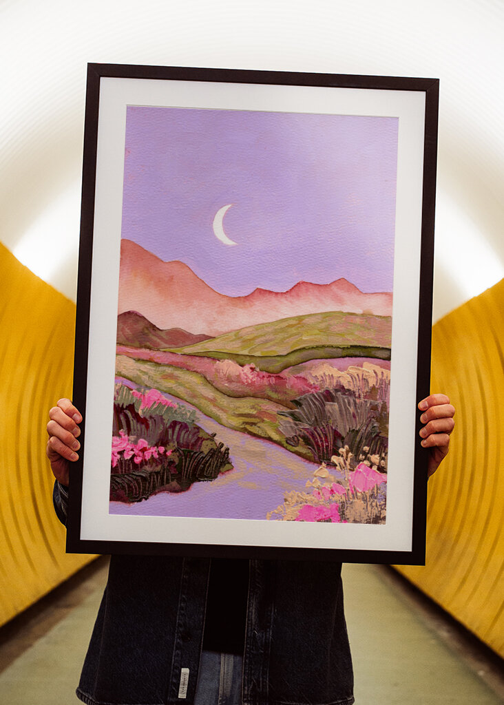 Lilla himmel og måne over blomstrende lyserøde grønne marker landskab