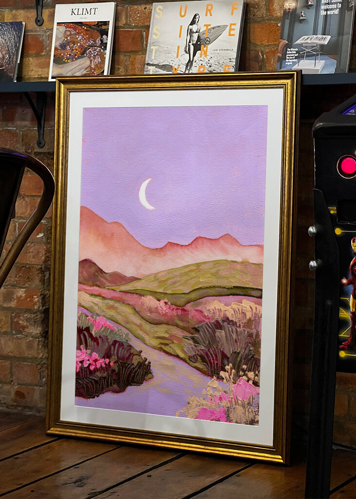 Lilla himmel og måne over blomstrende lyserøde grønne marker landskab