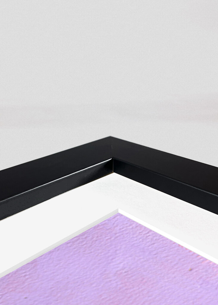 Lilla himmel og måne over blomstrende lyserøde grønne marker landskab