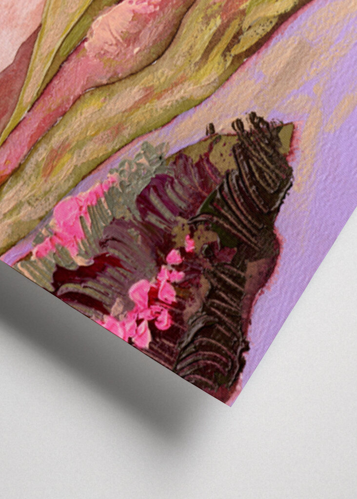 Lilla himmel og måne over blomstrende lyserøde grønne marker landskab