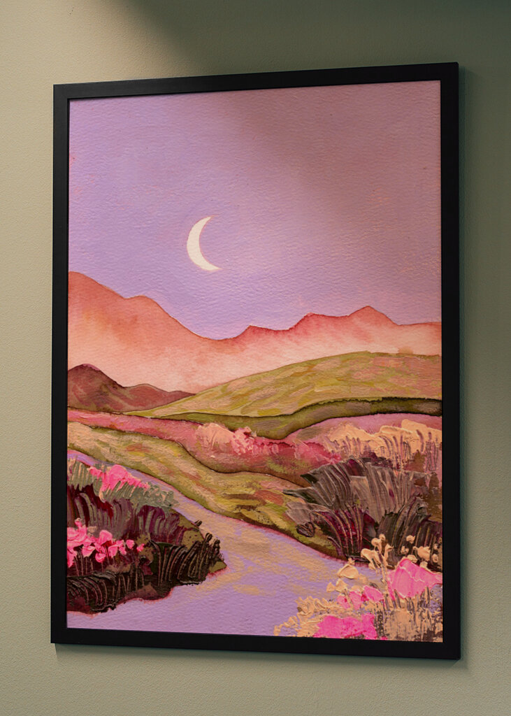 Lilla himmel og måne over blomstrende lyserøde grønne marker landskab