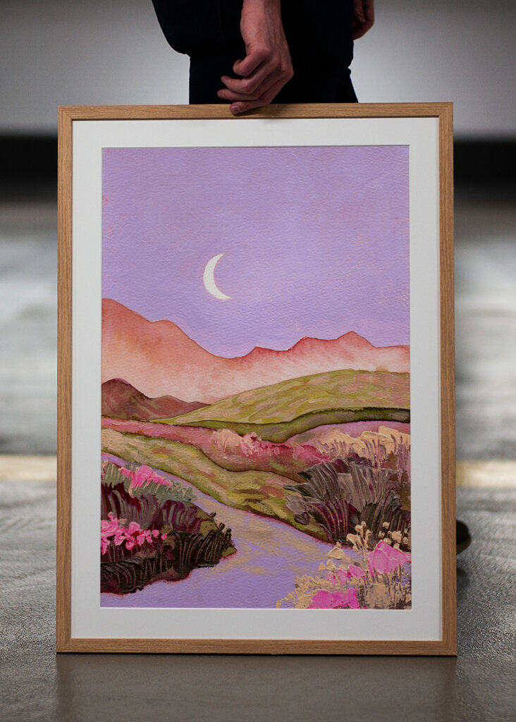 Lilla himmel og måne over blomstrende lyserøde grønne marker landskab