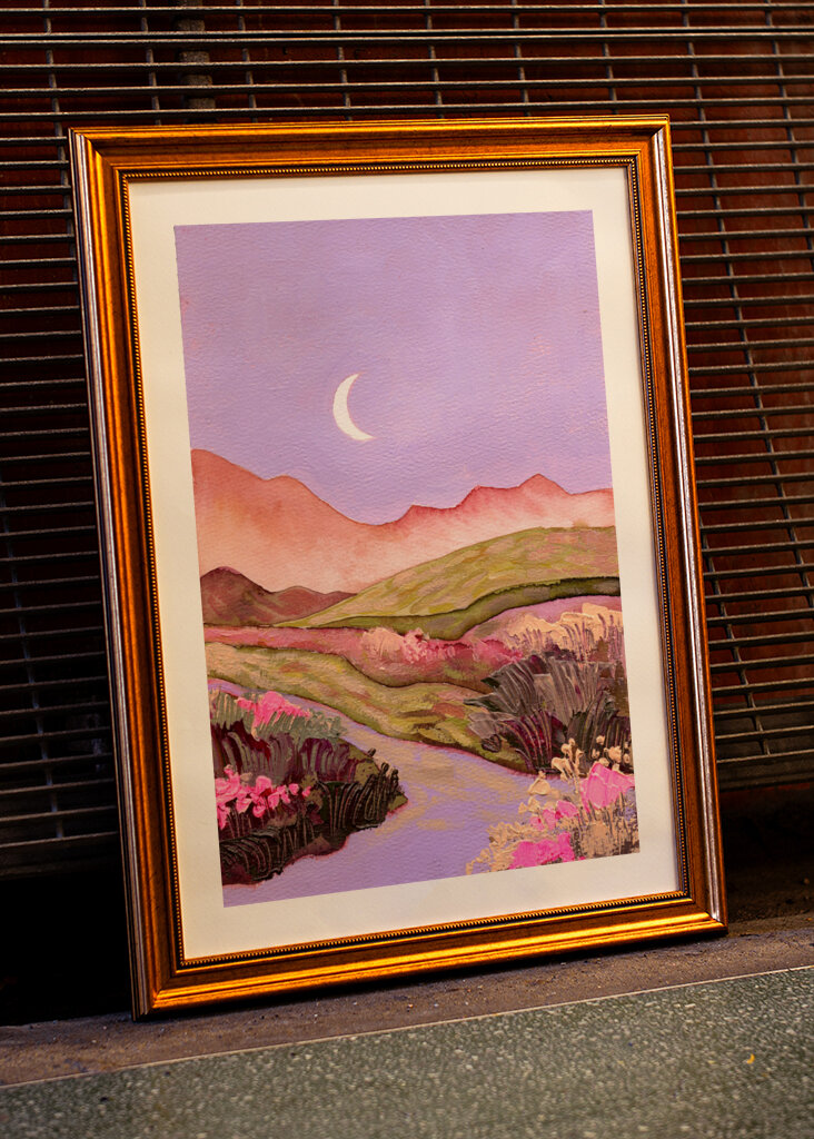 Lilla himmel og måne over blomstrende lyserøde grønne marker landskab