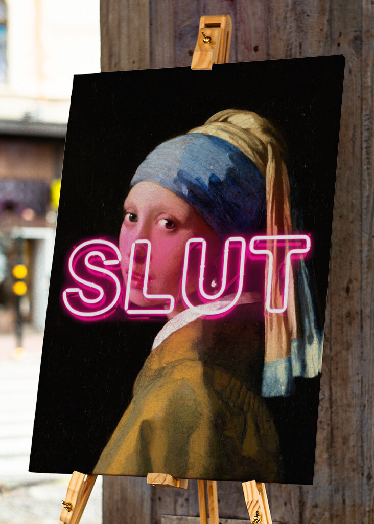 SLUT con orecchino di perla