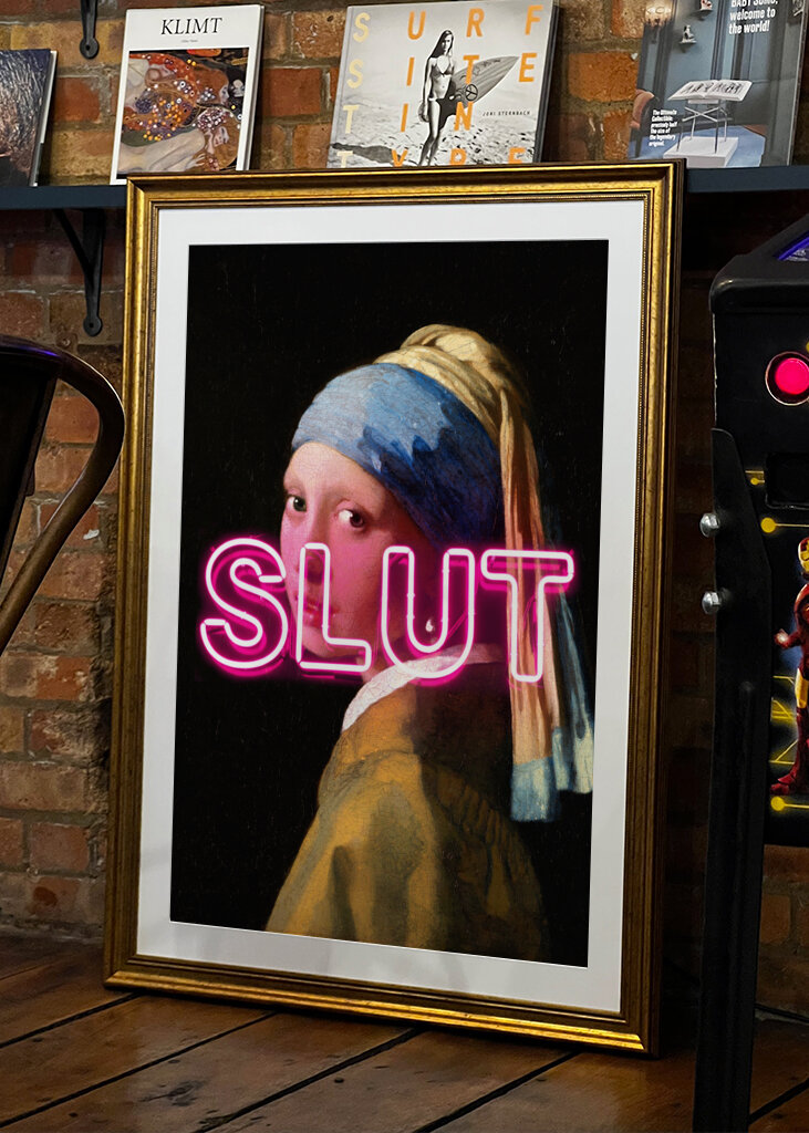 SLUT con orecchino di perla