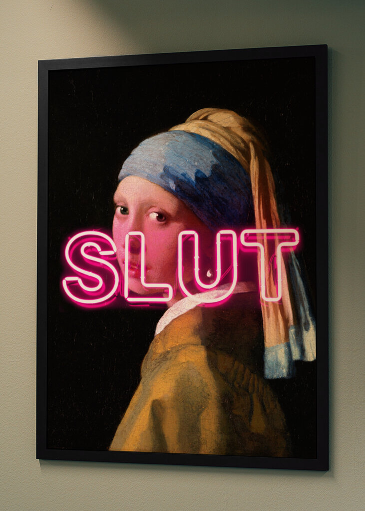 SLUT con orecchino di perla