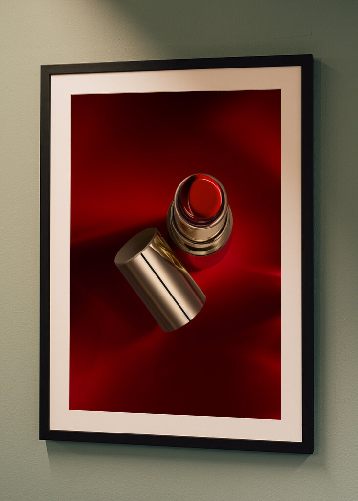 Rød læbestift på rød baggrund
