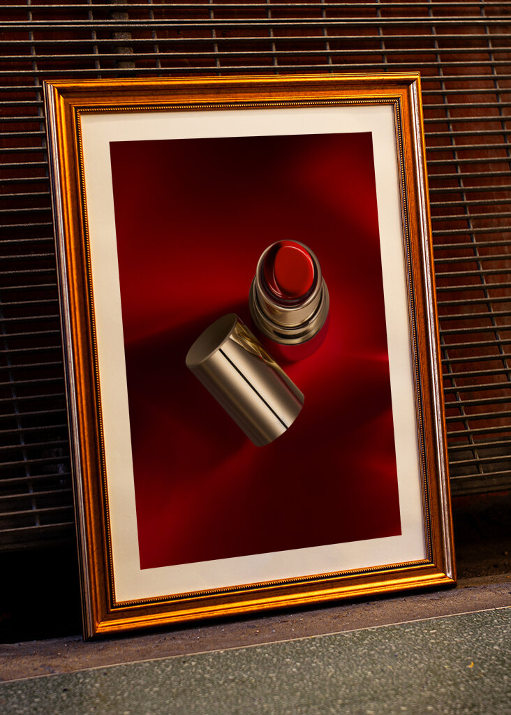 Rød læbestift på rød baggrund