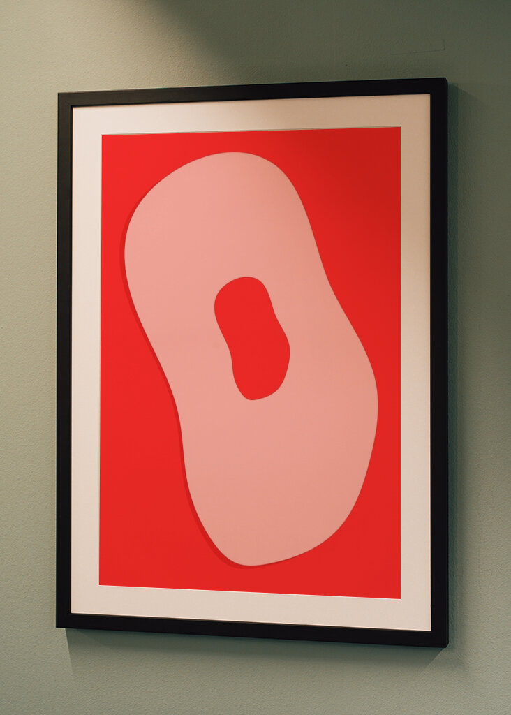 Abstracte vormen op gewaagde rode achtergrond