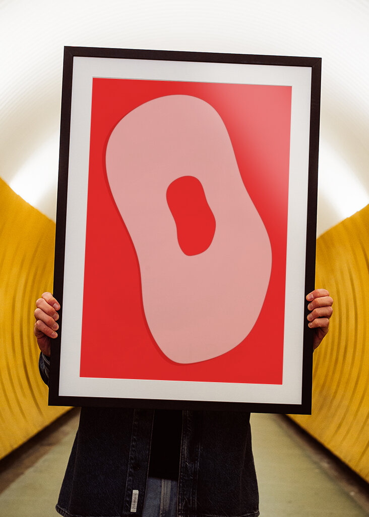 Abstracte vormen op gewaagde rode achtergrond