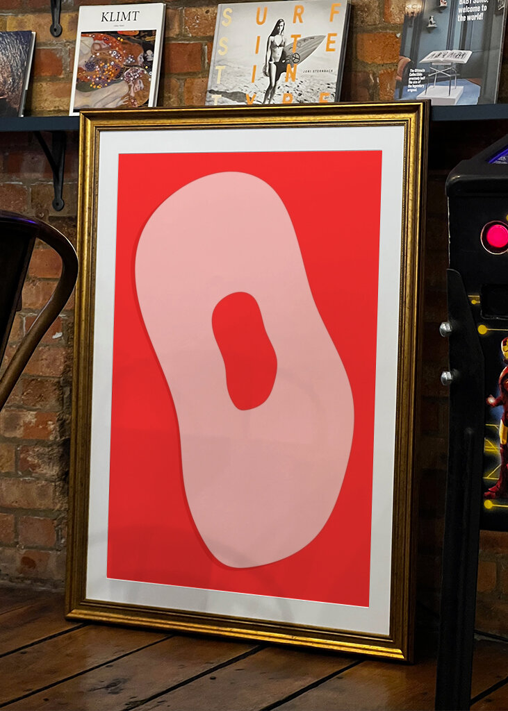 Abstracte vormen op gewaagde rode achtergrond