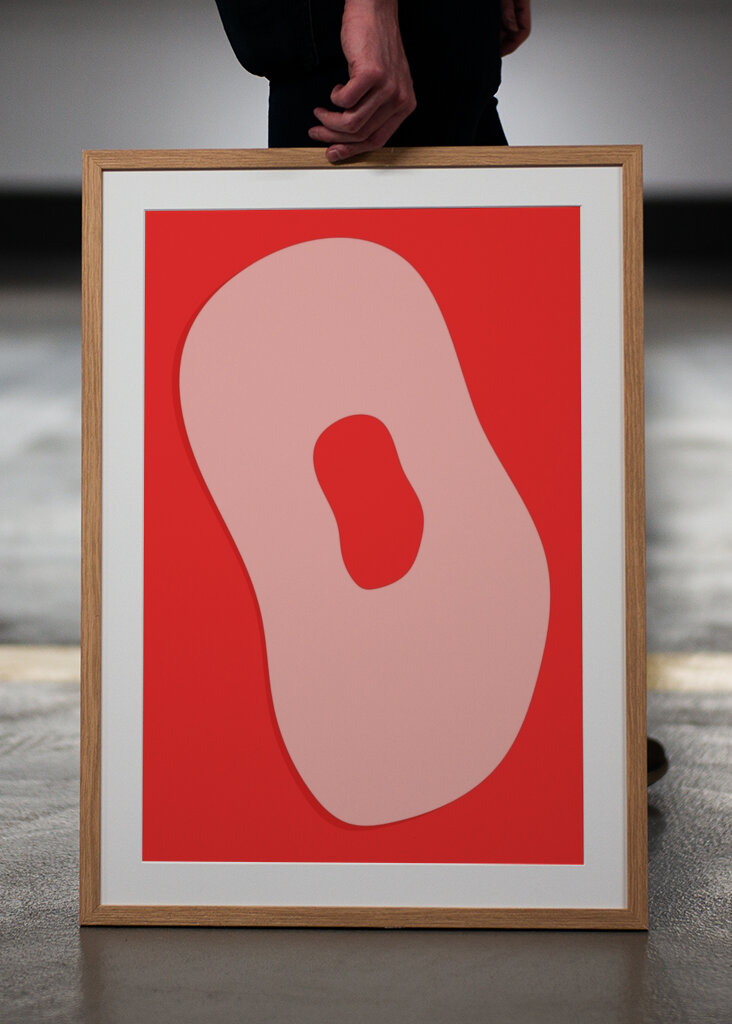 Abstracte vormen op gewaagde rode achtergrond