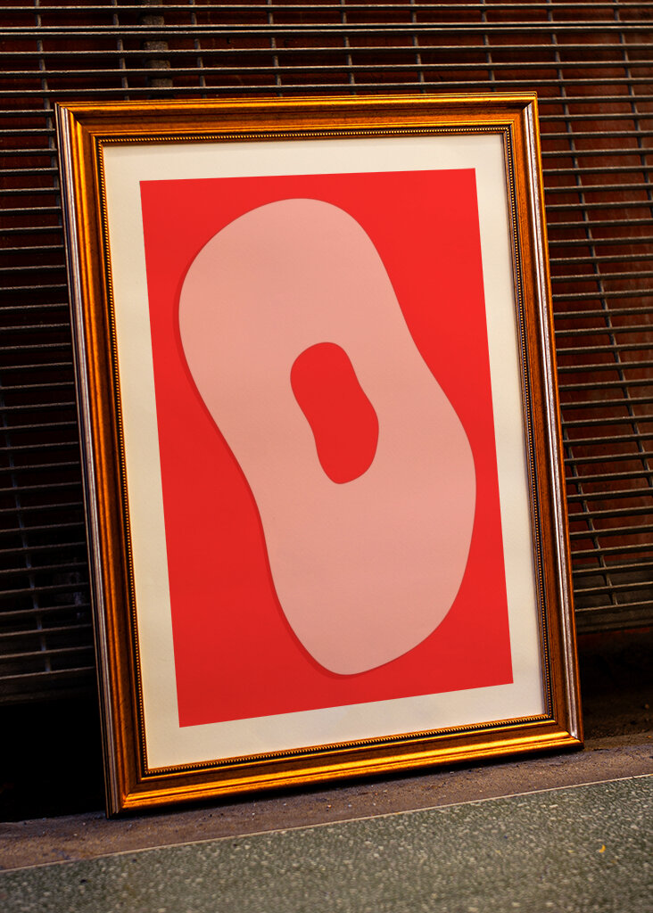 Abstracte vormen op gewaagde rode achtergrond