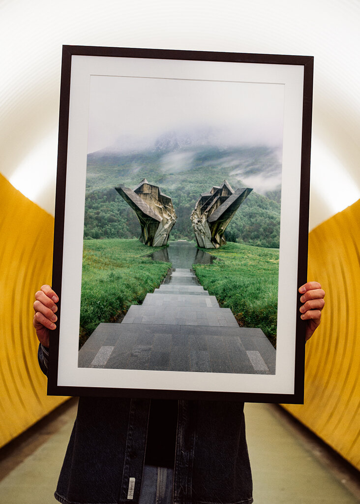 Tjentište Spomenik – Mystická symetrie v mlze, Bosna