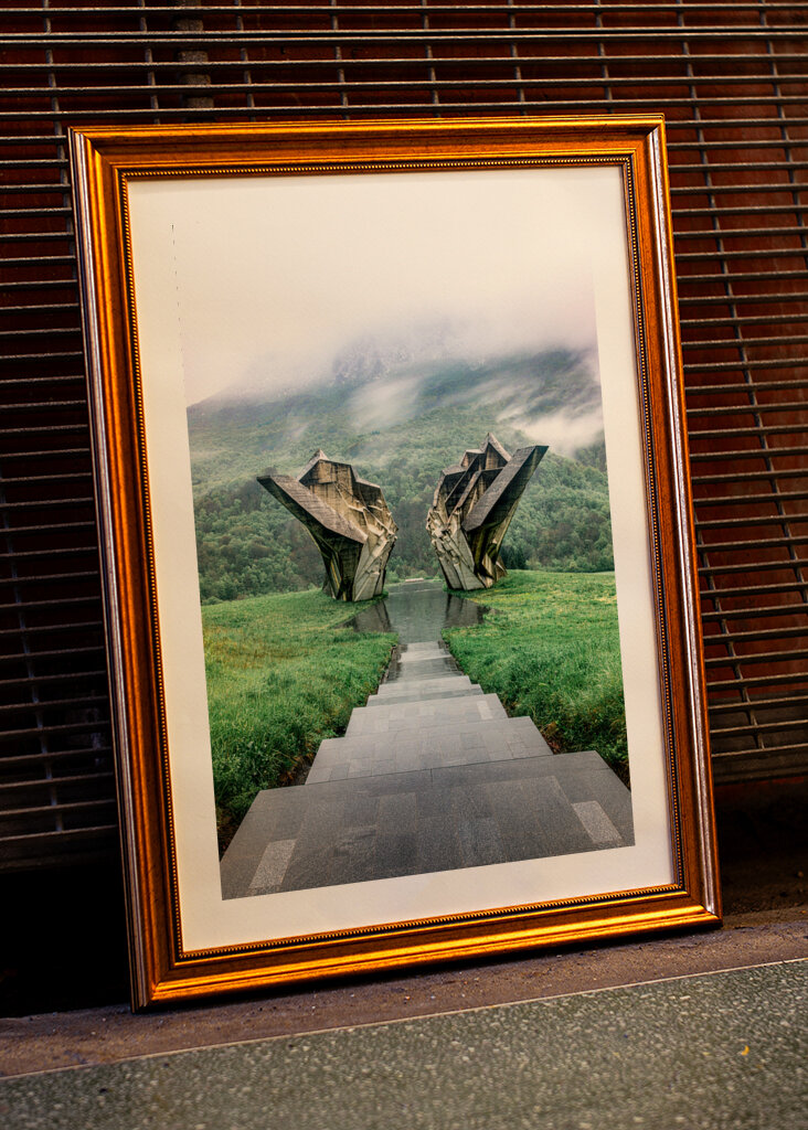 Tjentište Spomenik – Mystická symetrie v mlze, Bosna