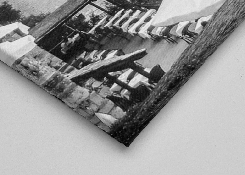 Stari Most: Den ikoniske bro over Mostar i tidløs sort/hvid