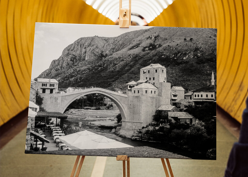 Stari Most: Den ikoniske bro over Mostar i tidløs sort/hvid