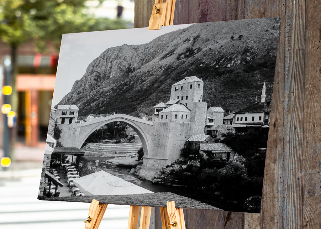 Stari Most: Den ikoniske bro over Mostar i tidløs sort/hvid