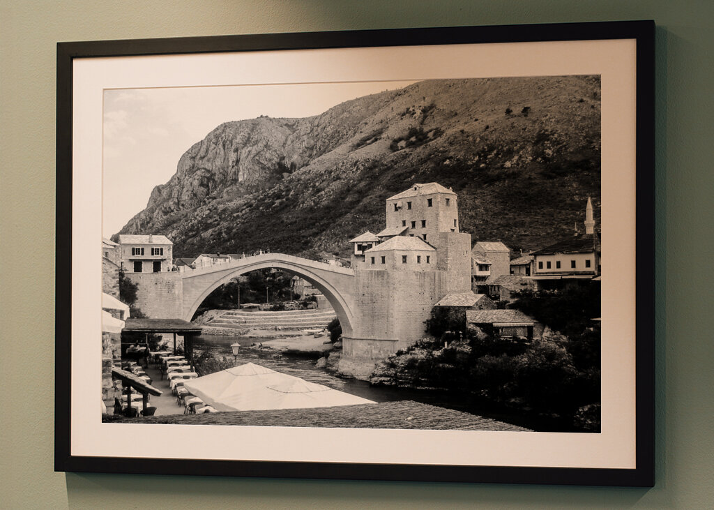 Stari Most: Den ikoniske bro over Mostar i tidløs sort/hvid