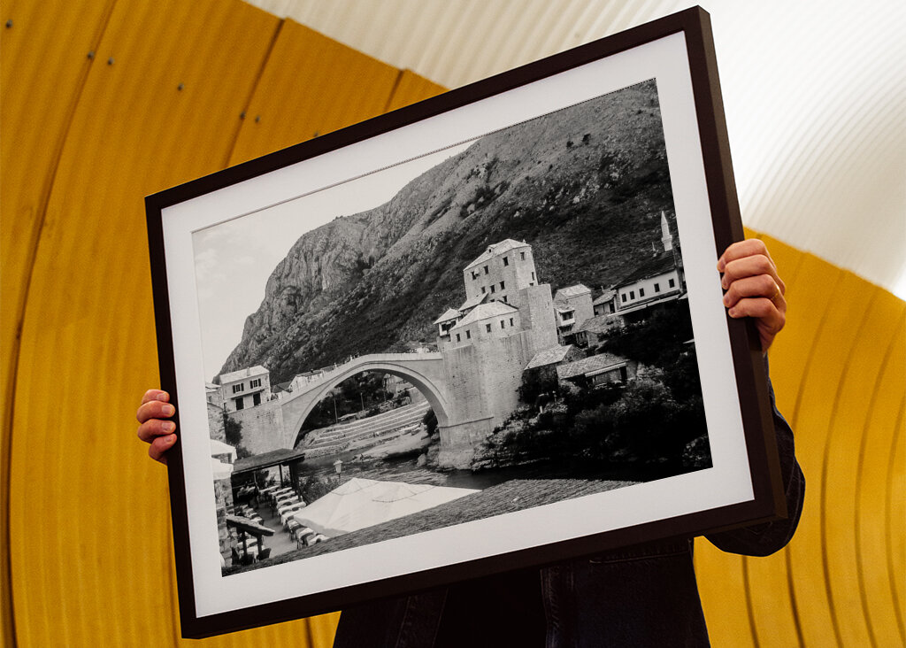 Stari Most: Den ikoniske bro over Mostar i tidløs sort/hvid